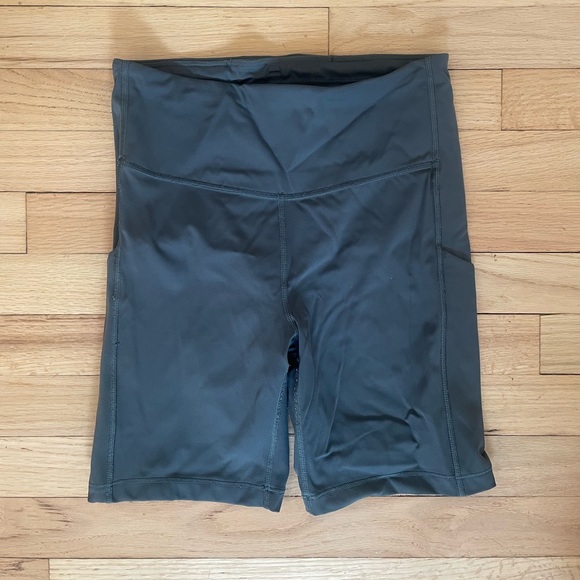 Athleta Ultimate Stash Pocket 7" Short - Picture 4 of 7